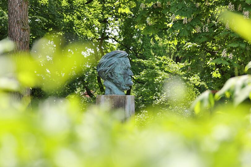 Die Büste von Richard Wagner, die von Arno Breker 1986 gestaltet wurde, im Vorgarten des Festspielhauses in Bayreuth. Die Büste von Richard Wagner, die von Arno Breker 1986 gestaltet wurde, im Vorgarten des Festspielhauses in Bayreuth.