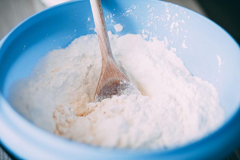 Finger weg von Wei&szlig;mehl! Dieses enth&auml;lt n&auml;mlich keine nennenswerten Mineralstoffe oder Vitamine f&uuml;r Ihren K&ouml;rper. Stattdessen braucht der K&ouml;rper sogar noch seine eigenen Vitamin- und Mineralstoffreserven, um das Wei&szlig;mehl &uuml;berhaupt verdauen zu k&ouml;nnen. Au&szlig;erdem wandelt er das Wei&szlig;mehl in reinen Zucker um, was sich wiederum negativ auf den Blutzuckerspiegel auswirkt.