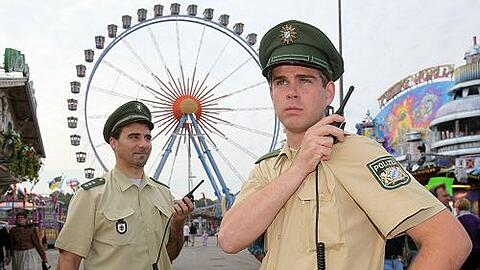 Tausende Menschen feiern ausgelassen im Bierzelt, keiner denkt an eine Bedrohung &ndash; doch in einem neuen Roman endet die Wiesn in einer Katastrophe