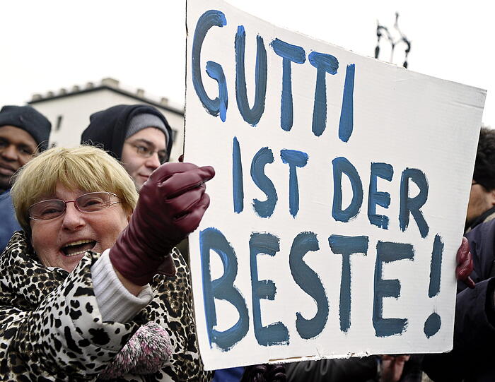 Guttenberg Befürworter und Gegner haben sich am Brandenburger Tor versammelt.
