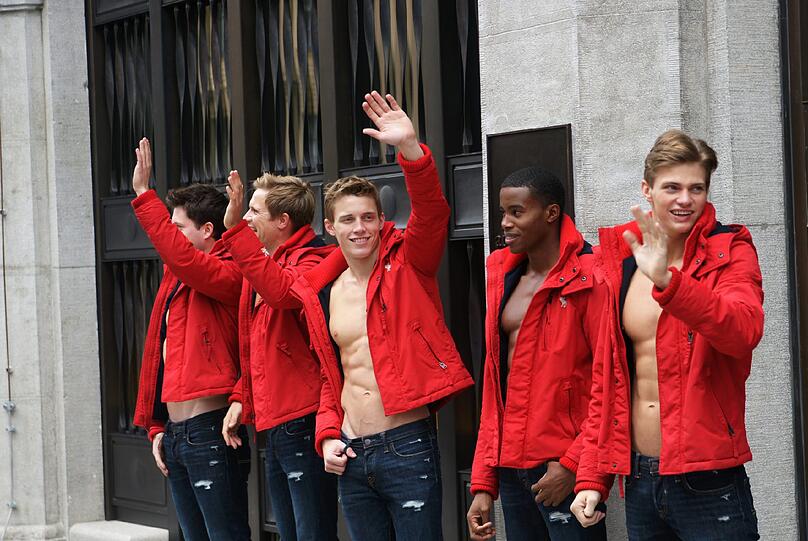 Und vor allem die männlichen Models, die bei fallenden Temperaturen freizügig ihre Sixpacks präsentieren, bringen die anwesende Damenwelt in Fahrt...