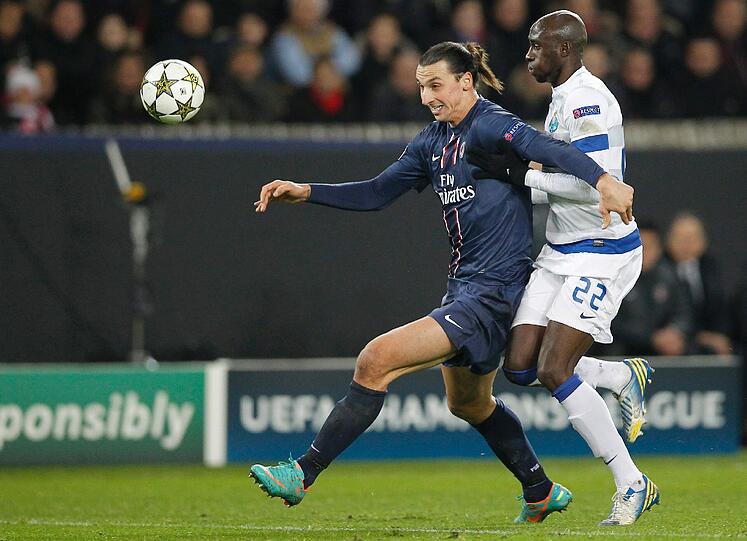 Zlatan Ibrahimovic (L) gegen Portos Verteidiger Eliaquim Mangala. Die Potugiesen belegten in Gruppe B Platz zwei hinter Paris St.Germain