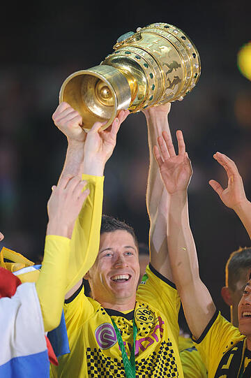 Robert Lewandowski mit dem DFB-Pokal 2012. Der Torjäger war am Titelgewinn maßgeblich beteiligt...