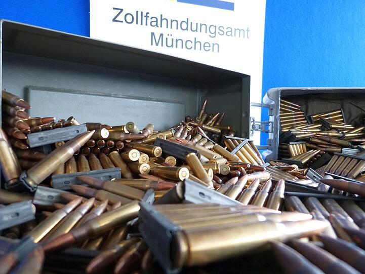 Fast 2000 Schuss Munition haben Zollfahnder bei einem Rentner im Keller gefunden