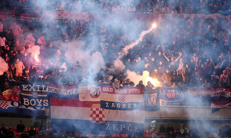 Nach dem Pyrotechnik-Eklat im EM-Qualifikationsspiel zwischen Italien und Kroatien sind 17 kroatische Fußball-Fans festgenommen worden