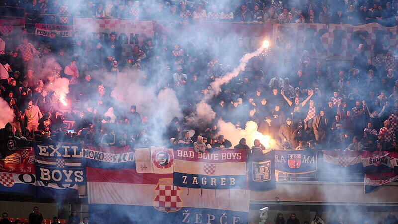 Nach dem Pyrotechnik-Eklat im EM-Qualifikationsspiel zwischen Italien und Kroatien sind 17 kroatische Fußball-Fans festgenommen worden Nach dem Pyrotechnik-Eklat im EM-Qualifikationsspiel zwischen Italien und Kroatien sind 17 kroatische Fußball-Fans festgenommen worden
