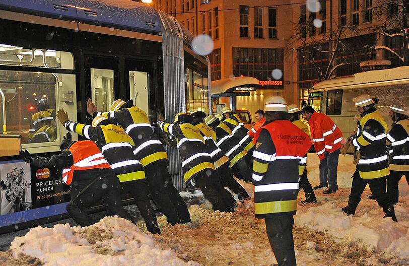 Schnee-Einsatz: Im Bereich Max-Weber-Platz musste die Feuerwehr eine entgleiste Tram wieder in die Spur bringen.