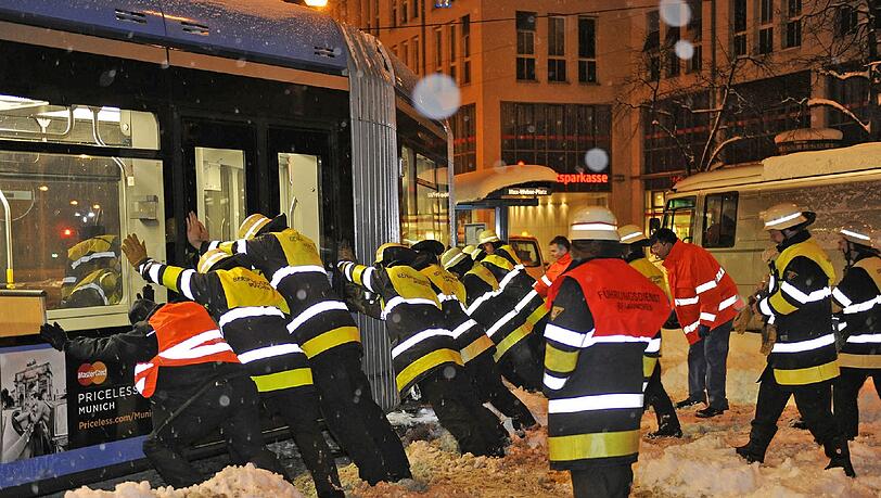 Schnee-Einsatz: Im Bereich Max-Weber-Platz musste die Feuerwehr eine entgleiste Tram wieder in die Spur bringen. Schnee-Einsatz: Im Bereich Max-Weber-Platz musste die Feuerwehr eine entgleiste Tram wieder in die Spur bringen.