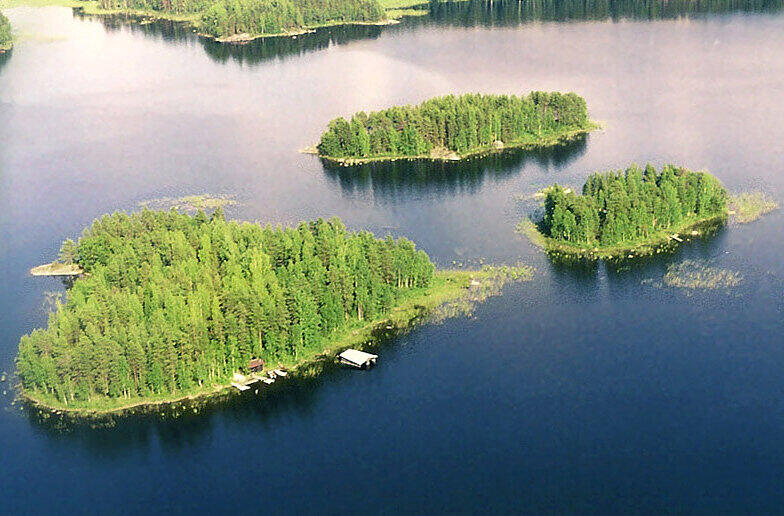 Anukkasaari Insel Gruppe: Tchibo beschreibt die finnischen Inseln mit den Worten "Mitternachtssonne und atemberaubende Natur im Land der tausend Seen". Preis: 341.000 Euro