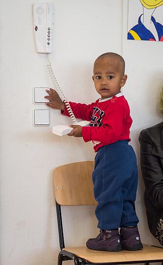 Mohammad (2) aus Afghanistan hat das Haustelefon entdeckt.