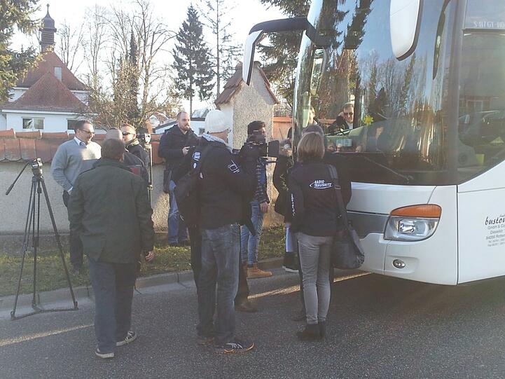 Der Landshuter Landrat Peter Dreier (Freie Wähler) schickte am Donnerstag einen Bus mit rund 31 Flüchtlingen zum Kanzleramt nach Berlin.