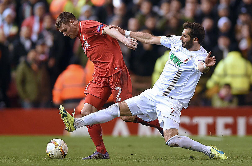 Liverpools Siegtorschütze James Milner (L) im Zweikampf mit Augsburgs Halil Altintop.