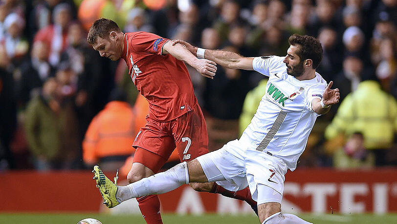 Liverpools Siegtorschütze James Milner (L) im Zweikampf mit Augsburgs Halil Altintop. Liverpools Siegtorschütze James Milner (L) im Zweikampf mit Augsburgs Halil Altintop.