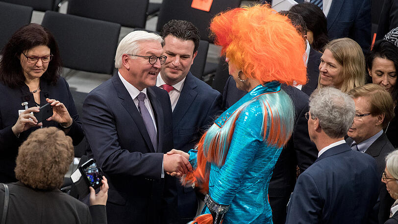 12.2.2017: Drag Queen Olivia Jones gratuliert in Berlin im Plenarsaal des Reichstagsgebäudes dem neu gewählten Bundespräsidenten Frank-Walter Steinmeier (SPD).