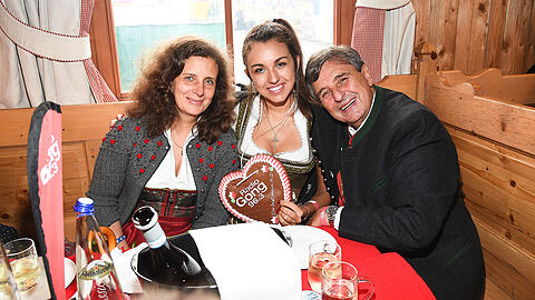 Peter Pongratz mit Frau Arabella und Tochter Ramona gemeinsam auf der Wiesn 2017.