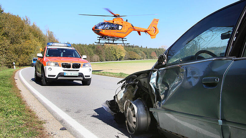 Staatsstraße 2360 bei Taufkirchen im Landkreis Mühldorf: Bei einem Zusammenstoß mit einem Audi ist am Montag ein Motorradfahrer tödlich verunglückt.