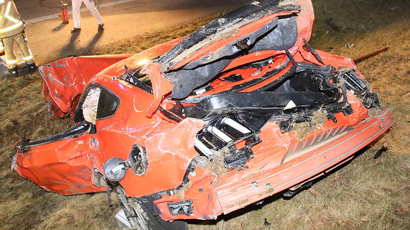 Die beiden Sportwagen sind Schrott, die A94 gleicht einem Trümmerfeld. Die Bilder vom schweren Unfall am Samstagabend.