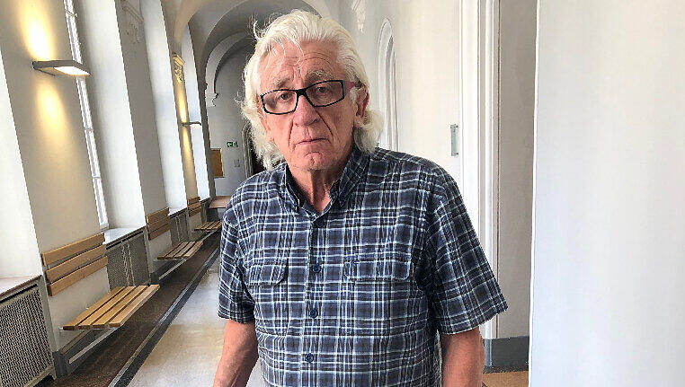 Nach der Verhandlung: Max Winter im Flur des Justizpalastes. Nach der Verhandlung: Max Winter im Flur des Justizpalastes.