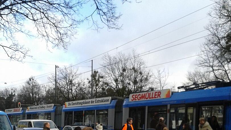 Vermutlich ist eine Oberleitung gerissen. Vermutlich ist eine Oberleitung gerissen.