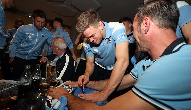 Simon Lorenz und seine Teamkollegen beim Fanabend des TSV 1860 im Trainingslager in Oliva Nova.
