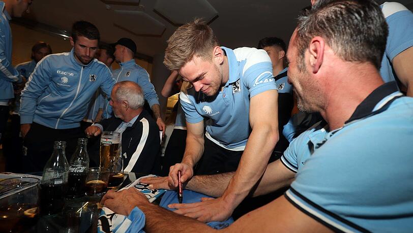 Simon Lorenz und seine Teamkollegen beim Fanabend des TSV 1860 im Trainingslager in Oliva Nova. Simon Lorenz und seine Teamkollegen beim Fanabend des TSV 1860 im Trainingslager in Oliva Nova.