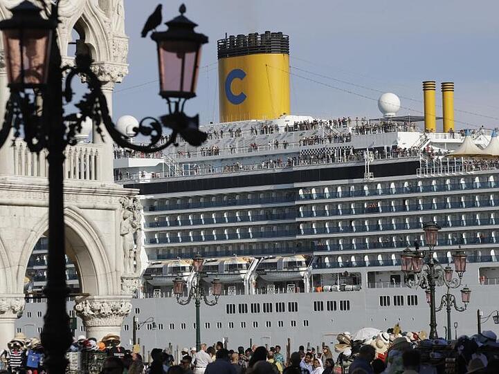 Das Kreuzfahrtschiff "Costa Deliziosa" fährt am Markusplatz vorbei.