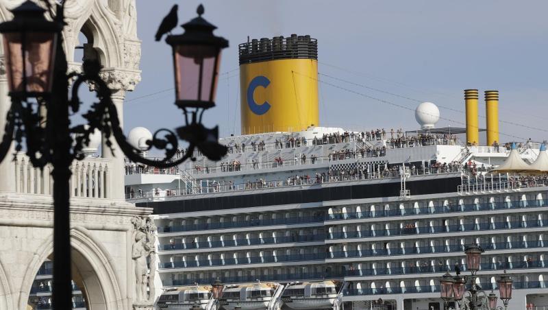 Das Kreuzfahrtschiff "Costa Deliziosa" fährt am Markusplatz vorbei. Das Kreuzfahrtschiff "Costa Deliziosa" fährt am Markusplatz vorbei.