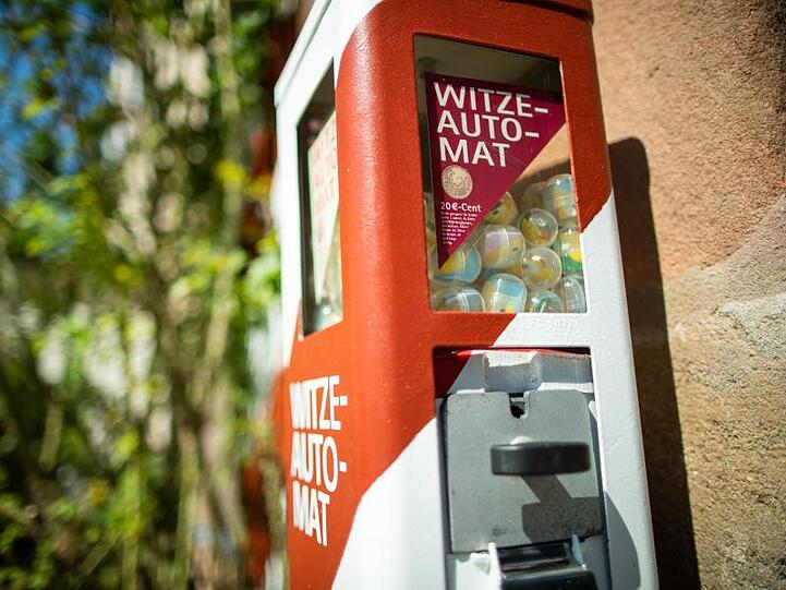 Ein Witze-Automat hängt an der Hauswand des Kabarettisten Oliver Tissot. Foto: Daniel Karmann/Archiv