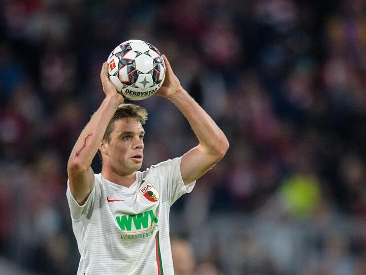 Raphael Framberger vom FC Augsburg wirft den Ball ein. Foto: Matthias Balk/Archiv