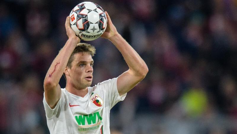 Raphael Framberger vom FC Augsburg wirft den Ball ein. Foto: Matthias Balk/Archiv Raphael Framberger vom FC Augsburg wirft den Ball ein. Foto: Matthias Balk/Archiv