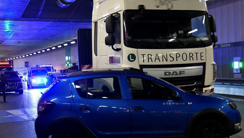 Beim Spurwechsel kollidiert die Autofahrerin mit dem Lkw.