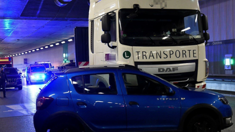 Beim Spurwechsel kollidiert die Autofahrerin mit dem Lkw.