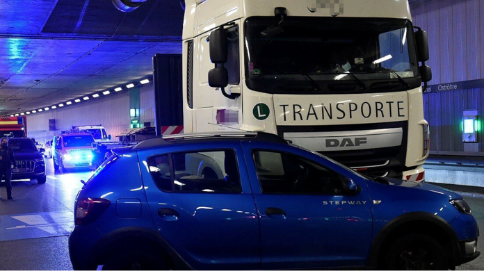 Beim Spurwechsel kollidiert die Autofahrerin mit dem Lkw.