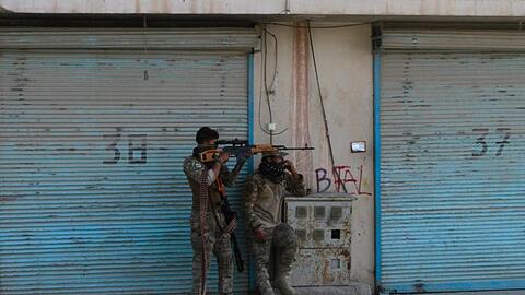Sicherheitskräfte feuern auf einer Straße in Herat auf Taliban-Kämpfer (Archivbild). Doch der Widerstand war vergebens - die wichtigsten Regierungseinrichtungen in der Stadt sind verloren.