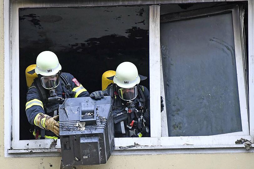 Die Feuerwehr musste die Wohnung ausräumen, um alle Glutnester löschen zu können.