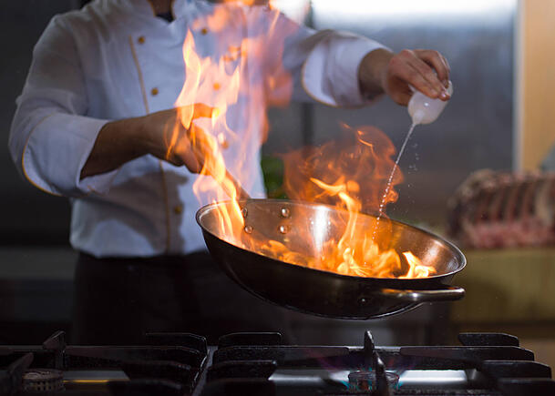 Koch flambiert mit Alkohol. Koch flambiert mit Alkohol.