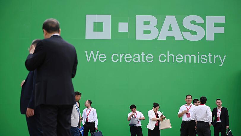 BASF ist er weltgrößte Chemiekonzern. BASF ist er weltgrößte Chemiekonzern.