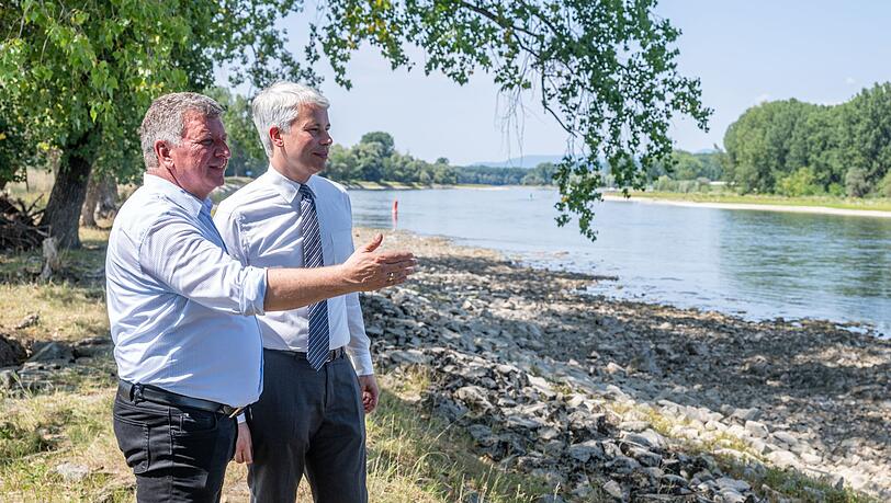 Der neue Bundesverkehrsminister Steffen Bilger (r, CSU) und sein bayerischer Amtskollege Christian Bernreiter (CSU) sehen im Donauausbau eine wichtige Maßnahme zur Verbesserung der Güterschifffahrt bei Niedrigwasser. Der neue Bundesverkehrsminister Steffen Bilger (r, CSU) und sein bayerischer Amtskollege Christian Bernreiter (CSU) sehen im Donauausbau eine wichtige Maßnahme zur Verbesserung der Güterschifffahrt bei Niedrigwasser.