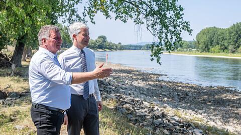 Der neue Bundesverkehrsminister Steffen Bilger (r, CSU) und sein bayerischer Amtskollege Christian Bernreiter (CSU) sehen im Donauausbau eine wichtige Ma&szlig;nahme zur Verbesserung der G&uuml;terschifffahrt bei Niedrigwasser.