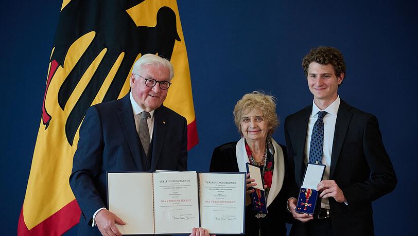 Die Holocaust-Überlebende Tova Friedman bekam gemeinsam mit ihrem Enkel Aron Goodman den Verdienstorden verliehen. Die Holocaust-Überlebende Tova Friedman bekam gemeinsam mit ihrem Enkel Aron Goodman den Verdienstorden verliehen.