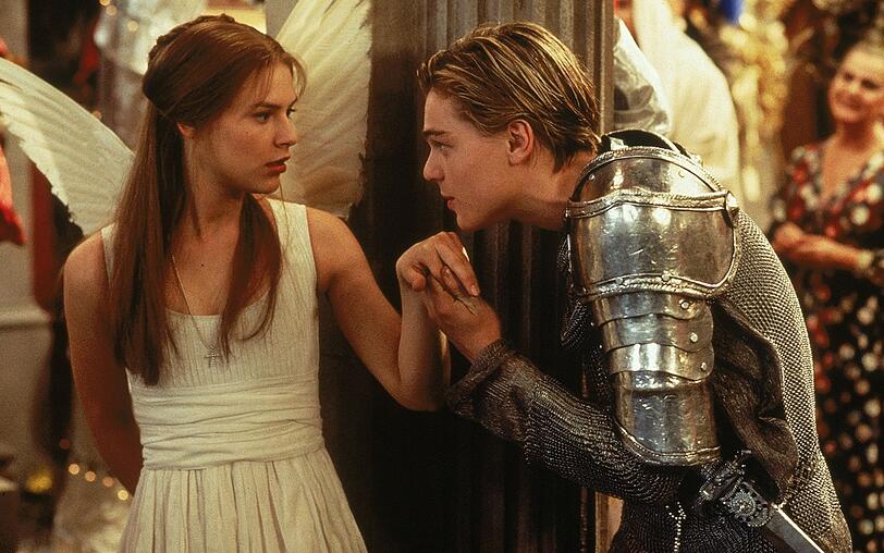 Vor 30 Jahren feierte "William Shakespeares Romeo + Julia" seine Weltpremiere: In einer surrealen Pop-Kulisse spielt sich in dieser Version die Liebesgeschichte zwischen Romeo (Leonardo DiCaprio) und Julia (Claire Danes) ab. Vor 30 Jahren feierte "William Shakespeares Romeo + Julia" seine Weltpremiere: In einer surrealen Pop-Kulisse spielt sich in dieser Version die Liebesgeschichte zwischen Romeo (Leonardo DiCaprio) und Julia (Claire Danes) ab.