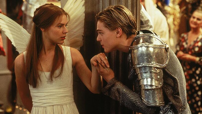Vor 30 Jahren feierte "William Shakespeares Romeo + Julia" seine Weltpremiere: In einer surrealen Pop-Kulisse spielt sich in dieser Version die Liebesgeschichte zwischen Romeo (Leonardo DiCaprio) und Julia (Claire Danes) ab. Vor 30 Jahren feierte "William Shakespeares Romeo + Julia" seine Weltpremiere: In einer surrealen Pop-Kulisse spielt sich in dieser Version die Liebesgeschichte zwischen Romeo (Leonardo DiCaprio) und Julia (Claire Danes) ab.
