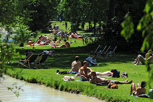 Die Nackerten im E-Garten: FKK mitten in der Stadt? Touristen glauben's immer erst, wenn sie's selbst gesehen haben. Und ja: Wenn's schön ist, liegen immer nackte Menschen im Englischen Garten.