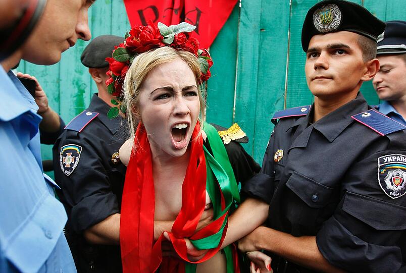 Die Damen von FEMEN sind allerdings auch selbst nicht sehr zimperlich - und versuchen Aufmerksamkeit um jeden Preis zu erhaschen.