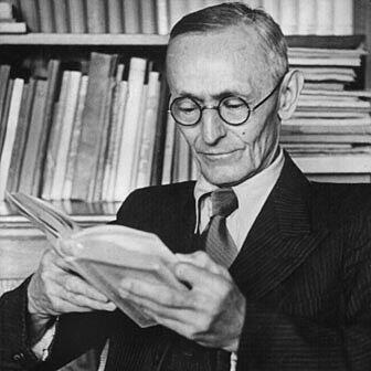 Hermann Hesse (1877-1962). Das wohl bekannteste Werk des deutsch-schweizerischen Literaten ist "Der Steppenwolf", in dem Hesse sein Alter Ego durch tiefe seelische Leiden schickt. Doch auch "Siddharta" sowie "Narziß und Goldmund" dürften Belesenen ein Begriff sein.