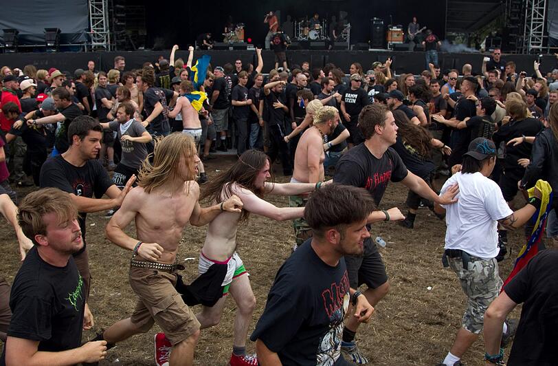 Wet T-Shirts, wilde Rocker, schräge Outfits: So verrückt war das Wacken-Festival 2011. wir zeigen die besten Bilder. EInfach weiterklicken!