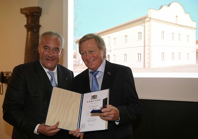 &bdquo;Als sie in den 90er Jahren nicht mehr gastronomisch genutzt wurde, hat die Stadt sie 2007 gekauft&ldquo;, erinnert sich Dürner, mit Kunstminister Ludwig Spaenle auf dem Bild. &bdquo;Wir haben dann beschlossen, sie zu restaurieren, sie als Denkmal zu erhalten und gleichzeitig so umzubauen, dass man sie problemlos in der heutigen Zeit nutzen kann.&ldquo; 400 Jahre alte Holzdecken und ein Gewölbe konnten erhalten werden. Heute finden im neuen Bürgerhaus regelmäßig Ausstellungen, Seminare oder Konzerte statt. Kein Zweifel &ndash; die alte Hoftaverne ist wieder quicklebendig.