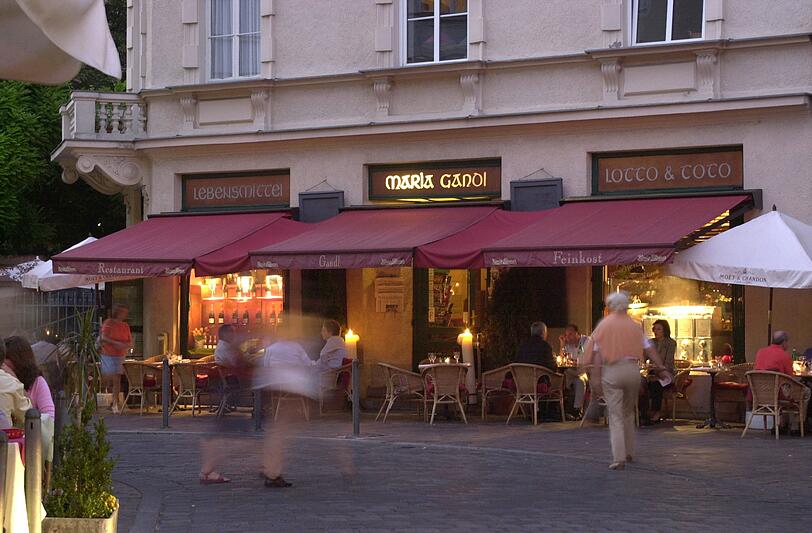 Die Terrasse des Restaurants am St.-Anna-Platz ist im Sommer einer der schönsten Orte im Lehel.