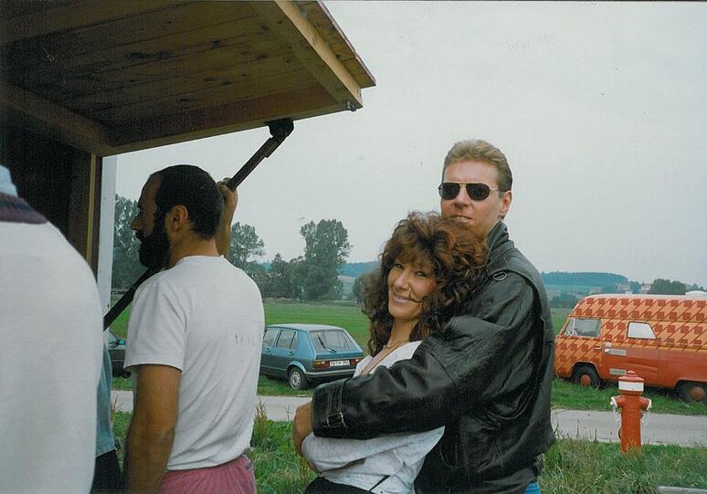 Frühe 90er Jahre: Petra Reiter freut sich hier auf ihren ersten Fallschirm-Tandemsprung. Dieter Reiter blieb lieber auf dem Boden.