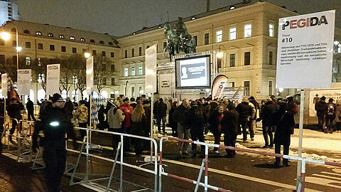 Am Montagabend fanden sich deutlich weniger Pegida-Teilnehmer zur Demo am Odeonsplatz ein, als noch vor einer Woche.